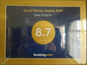 Certificato, attestato, insegna o altro documento esposto da Dew Drop In