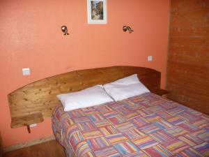 Postel nebo postele na pokoji v ubytování 8 Chalets - Les Lodges du Hérisson - à 1500m des cascades
