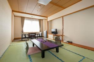 上川町にあるホテル大雪 Onsen&Canyon Resortのダイニングルーム(テーブル、椅子付)