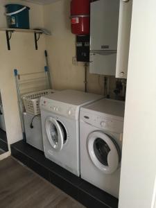 lavadero con lavadora y secadora en Bungalow Halfweg en Ballum