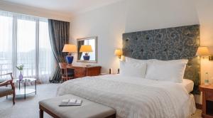 Un pat sau paturi într-o cameră la Vilnius Grand Resort