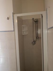 ポルティチェッロにあるSuite Panoramicのバスルーム(ガラスドア付きのシャワー付)
