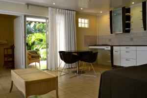 A kitchen or kitchenette at Bananas Apartments