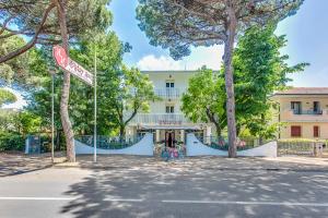 a street sign in front of a building at Holiday in Milano Marittima