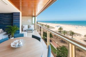 ガンディアにあるAg Bermudas Premiumのビーチの景色を望むダイニングルーム(テーブル付)