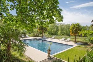 Bazén v ubytování Logis Hôtel Restaurant Château Bellevue nebo v jeho okolí