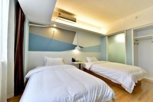 Postel nebo postele na pokoji v ubytování Jihao Selected Hotel