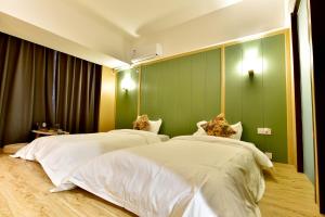 Postel nebo postele na pokoji v ubytování Jihao Selected Hotel