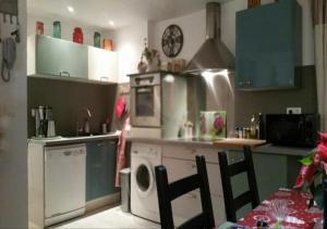 uma cozinha com uma máquina de lavar roupa e uma máquina de lavar louça em Coeur d'Alsace 1 em Kaysersberg