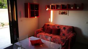 ガリポリにあるVillarosiのリビングルーム(赤いソファ、テーブル付)
