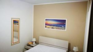 ガリポリにあるVillarosiのベッドルーム1室(ベッド1台付)が備わります。壁には絵画が飾られています。