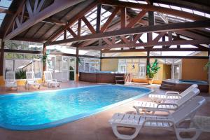 a large swimming pool with chairs and a table at Sky Ville Hotel Canela in Canela