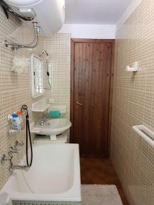 łazienka z białą wanną i umywalką w obiekcie Snowy Wood Cabin w mieście Verrand +37 zdjęć