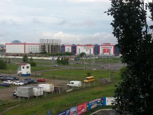 オムスクにあるApartment on prospekt Komarova 31の車や建物が背景にある駐車場