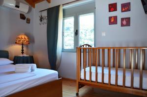 a bedroom with two beds and a window at Viva Elafonisi in Plokamianá