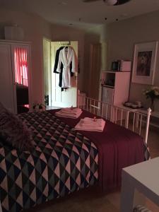 
a bedroom with a bed and a dresser at B&B Maison Saint Tropez Eindhoven in Eindhoven
