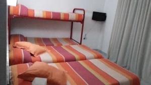Postel nebo postele na pokoji v ubytování Hostal Les Collades
