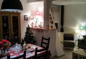 uma sala de estar com uma árvore de Natal sobre uma mesa em Coeur d'Alsace 1 em Kaysersberg
