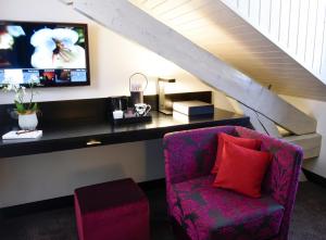 TV a/nebo společenská místnost v ubytování Hôtel Tiffany by Fassbind
