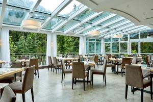 Hotel am Badersee tesisinde bir restoran veya yemek mekanı