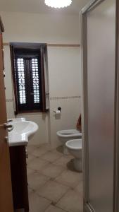Lenolaにあるvilla del maestroのバスルーム(洗面台、トイレ付)、窓が備わります。