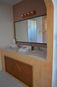 a bathroom with two sinks and a large mirror at Hotel Paraiso in Puerto Peñasco