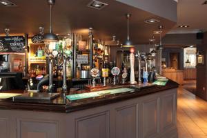 Khu vực lounge/bar tại Bear Inn, Somerset by Marston's Inns
