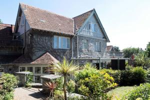 ein Haus mit Garten davor in der Unterkunft Bear Inn, Somerset by Marston's Inns in Street