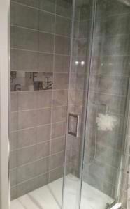 y baño con ducha y puerta de cristal. en Coeur d'Alsace 1 en Kaysersberg