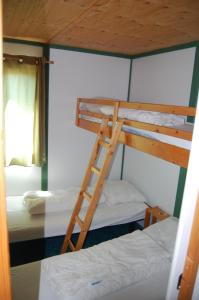 เตียงสองชั้นในห้องที่ Le Balcon Des Raspes