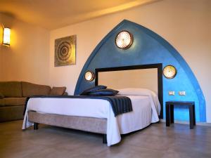 ein Schlafzimmer mit einem großen Bett in einem Zimmer in der Unterkunft RIAD Comfort Rooms in San Vito lo Capo