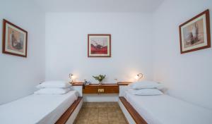A bed or beds in a room at Delfinia Hotel & Bungalows