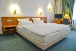 Postel nebo postele na pokoji v ubytování Hotel Engel