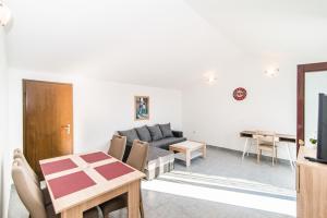 TV a/nebo společenská místnost v ubytování Apartments Dino