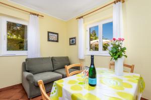 Nápoje v ubytovaní Rona Apartments Ani