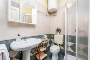 Kúpeľňa v ubytovaní Rona Apartments Ani