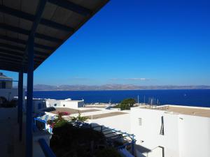 - une vue sur l'océan depuis le toit d'un bâtiment dans l'établissement Arkas Inn, à Logaras