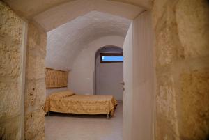 une chambre avec un lit et une fenêtre dans une pièce dans l'établissement Lucapannune, à Tricase