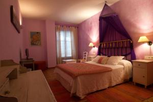 A bed or beds in a room at Hotel Sierra Quilama