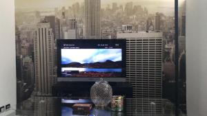 een groot raam met uitzicht op een stad bij Lulu Philippe in Saint-Étienne