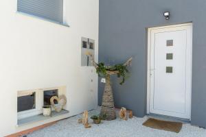 a room with a tree in front of a door at TiaMar in Slatine