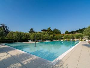 Het zwembad bij of vlak bij Secluded Apartment in Manerba del Garda with 3 Pools