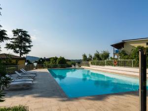 Het zwembad bij of vlak bij Secluded Apartment in Manerba del Garda with 3 Pools