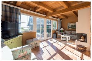 ein Wohnzimmer mit einem großen Fenster und einem TV in der Unterkunft Fischerhaus in Quilitz in Quilitz