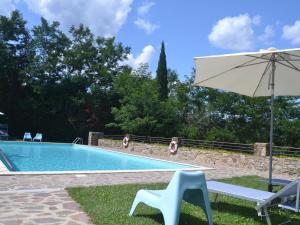 Bazén v ubytovaní Apartment in Chianti near Medieval Castle alebo v jeho blízkosti