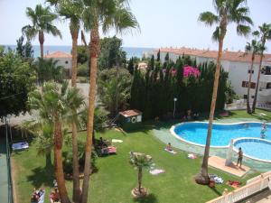 eine Luftaufnahme eines Resorts mit Pool und Palmen in der Unterkunft Alquileres Cap y Corp in Alcossebre