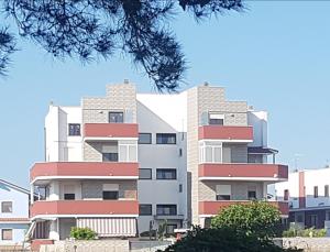 un condominio con balconi rossi e bianchi di Casa di Emy a San Giovanni Teatino