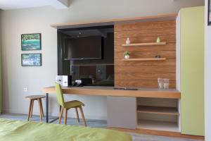 TV a/nebo společenská místnost v ubytování Hotel Opal Exclusive Bihać
