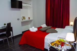 Łóżko lub łóżka w pokoju w obiekcie B&B Napoli Binario 1