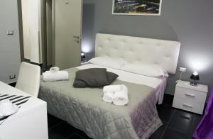 Łóżko lub łóżka w pokoju w obiekcie B&B Napoli Binario 1